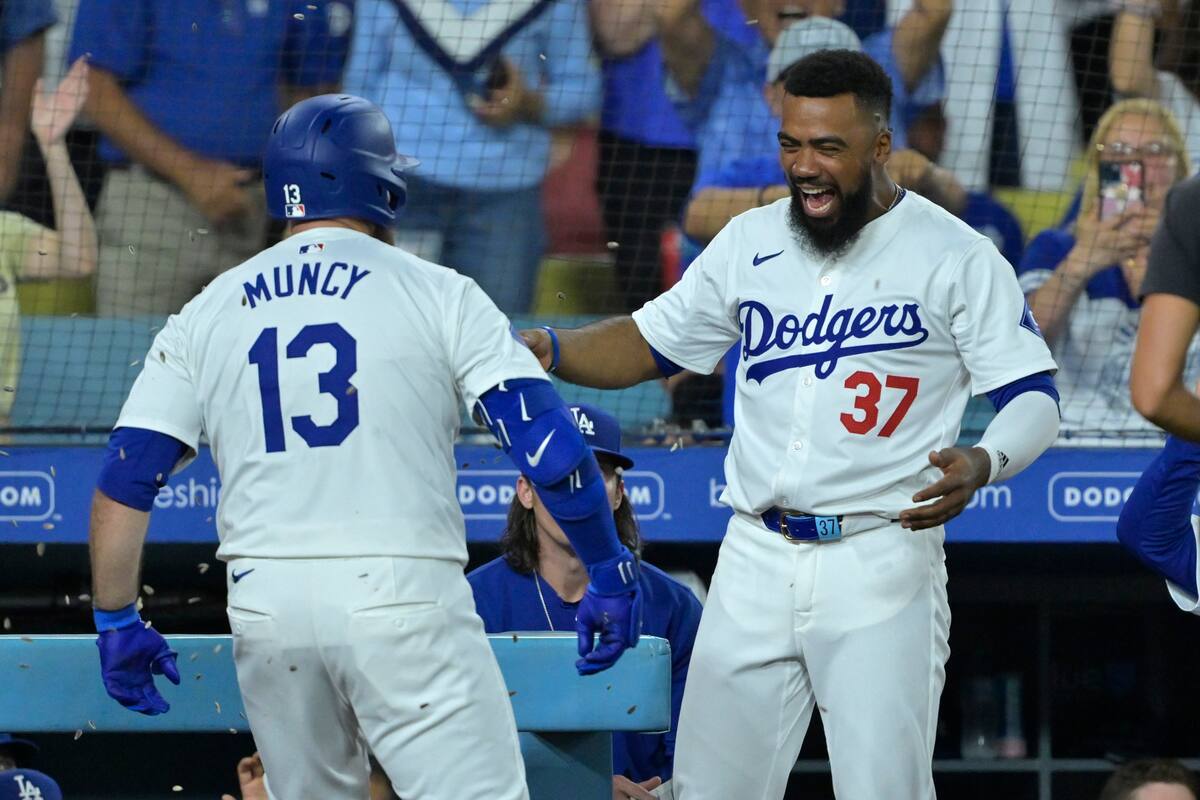Max Muncy, de los Dodgers de Los Ángeles, es felicitado por Teoscar Hernández (37) después de conectar un jonrón solitario en la cuarta entrada de un juego de béisbol contra los Marineros de Seattle, el martes 20 de agosto de 2024, en Los Ángeles. (AP Foto/Jayne-Kamin-Oncea)