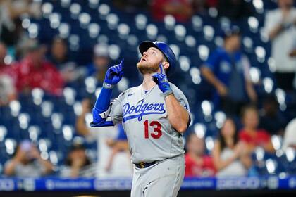 Max Muncy, de los Dodgers de Los Ángeles, festeja luego de conectar un jonrón en el duelo ante los Filis de Filadelfia, el miércoles 11 de agosto de 2021 (AP Foto/Matt Slocum)