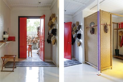 Max, por atravesar la puerta roja. La entrada es una “cava para troncos”, en palabras del dueño. La estructura con entretejido de yute y seagrass delimita el mudroom, y su trama es un buen fondo para las máscaras africanas.