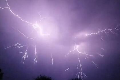 Max Spilsbury grabó en slow motion una impresionante tormenta en Arizona