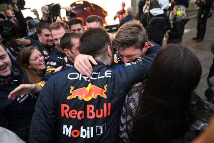 Max Verstappen acaba de enterarse de que es bicampeón de Fórmula 1 y lo festeja con integrantes del equipo Red Bull, tras ganar el Gran Premio de Japón.