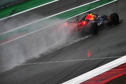 Max Verstappen acelera con el Red Bull Racing RB22 en el circuito de Catalunya, en medio de los entrenamientos de pretemporada