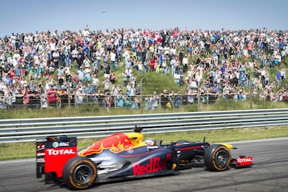 El local Max Verstappen en un ensayo con Red Bull en el único circuito neerlandés que recibió a la Fórmula 1, Zandvoort; la categoría vuelve a Países Bajos luego de 36 años.
