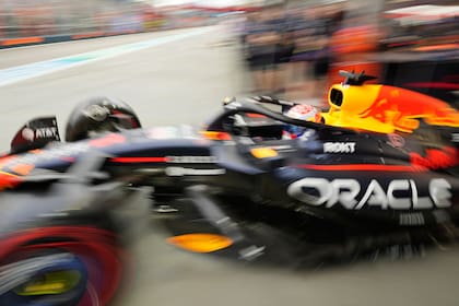 Max Verstappen avanza en la lucha por el título de F1 en Singapur mientras McLaren tropieza