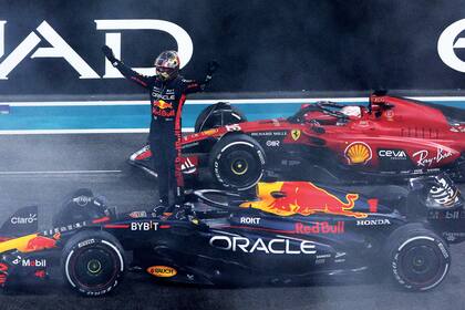 Max Verstappen celebra en la pista.