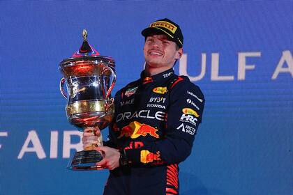 Max Verstappen celebra la victoria después del Gran Premio de F1 de Bahrein en el Circuito Internacional de Bahrein el 5 de marzo de 2023 en Bahrein, Bahrein