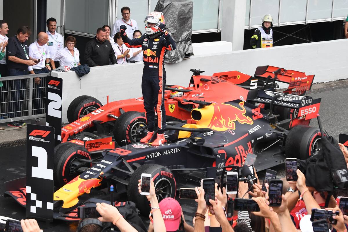 Max Verstappen celebra subido a su Red Bull.