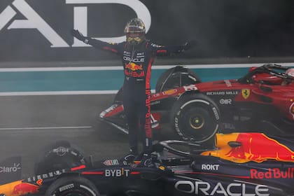 Max Verstappen celebró en el Gran Premio de Abu Dhabi, en el circuito de Yas Marina; el neerlandés sumó su victoria 19 de la temporada sobre 22 carreras. (Photo by Giuseppe CACACE / AFP)