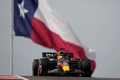 Max Verstappen circula con la bandera de Texas como fondo; el neerlandés de Red Bull se impuso en la carrera sprint del Gran Premio de Estados Unidos este sábado, pero este domingo largará sexto en la principal de la 18ª fecha del Mundial de Fórmula 1.