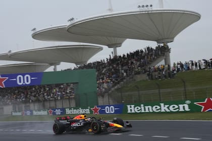 Max Verstappen circula en su Red Bull sobre el asfalto de Shanghái, donde en esta madrugada de Argentina tendrán lugar la carrera sprint y la prueba de la clasificación principal del Gran Premio de China de Fórmula 1.