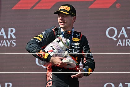 Max Verstappen, con el trofeo que rompió Norris