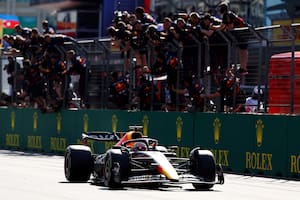 Max Verstappen, con paso ganador; los miembros de su equipo celebran