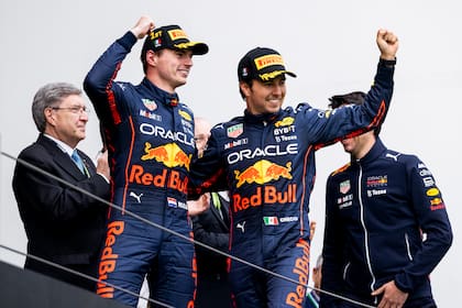 Max Verstappen con su compañero de equipo Sergio Pérez en el podio del Gran Premio de F1 de Emilia Romagna; fue un contundente 1-2 de Red Bull