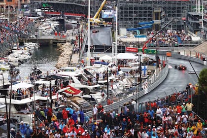 Max Verstappen conduciendo el Red Bull en un circuito muy emblemático y pintoresco como el de Mónaco