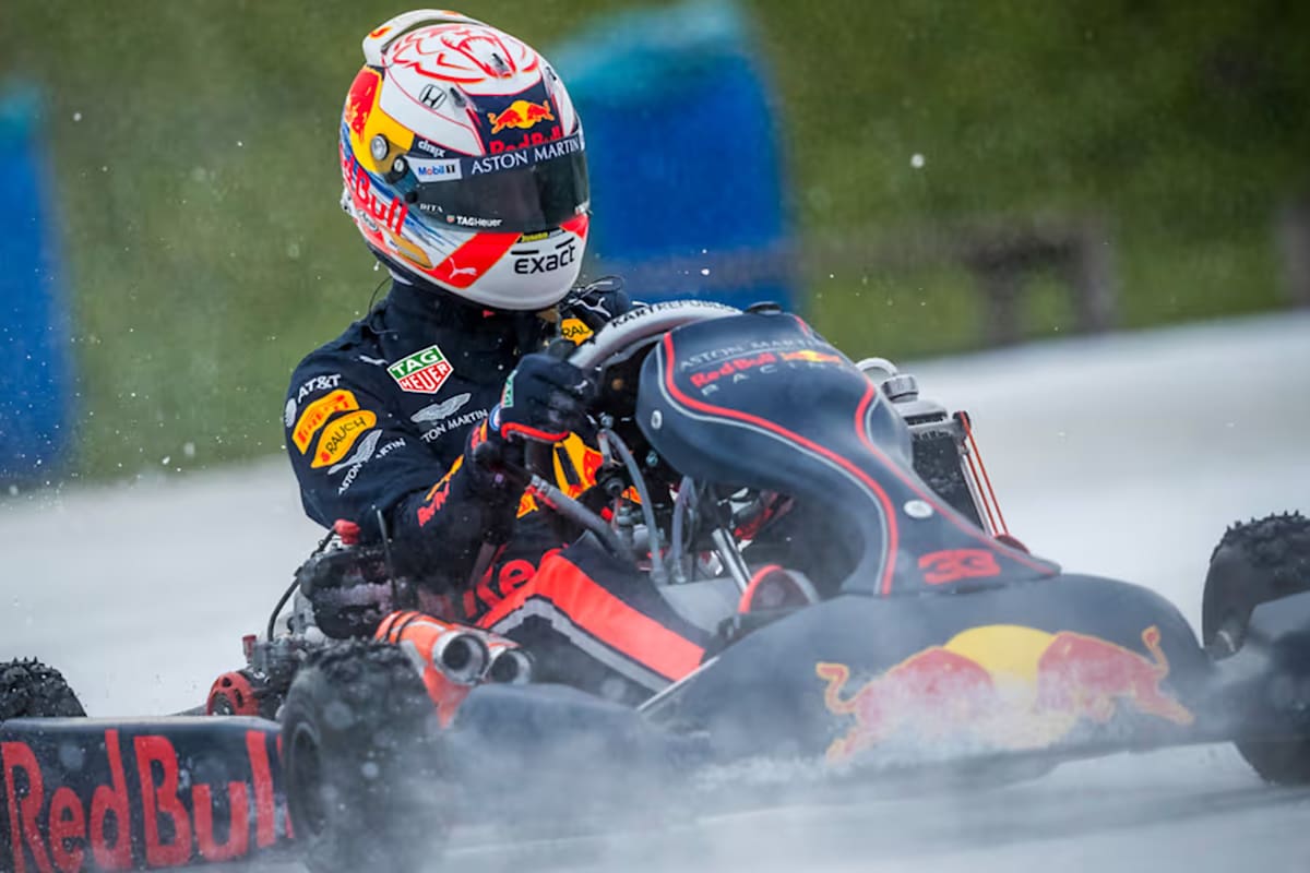 Max Verstappen corriendo en karting