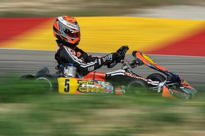 Max Verstappen corriendo en karting