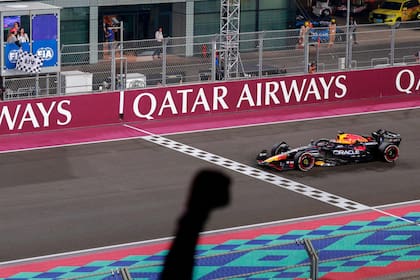 Max Verstappen cruza en primer término; fue la séptima victoria del neerlandés en esta temporada (Photo by Karim JAAFAR / AFP)