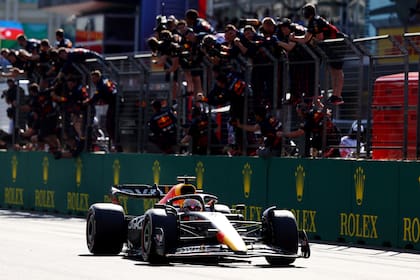Max Verstappen cruza la meta en el circuito callejero de Bakú y festeja el garaje de Red Bull Racing sobre el muro; con el triunfo en el Gran Premio de Azerbaiyán, el neerlandés suma cinco victorias en la temporada y 25 en la Fórmula 1