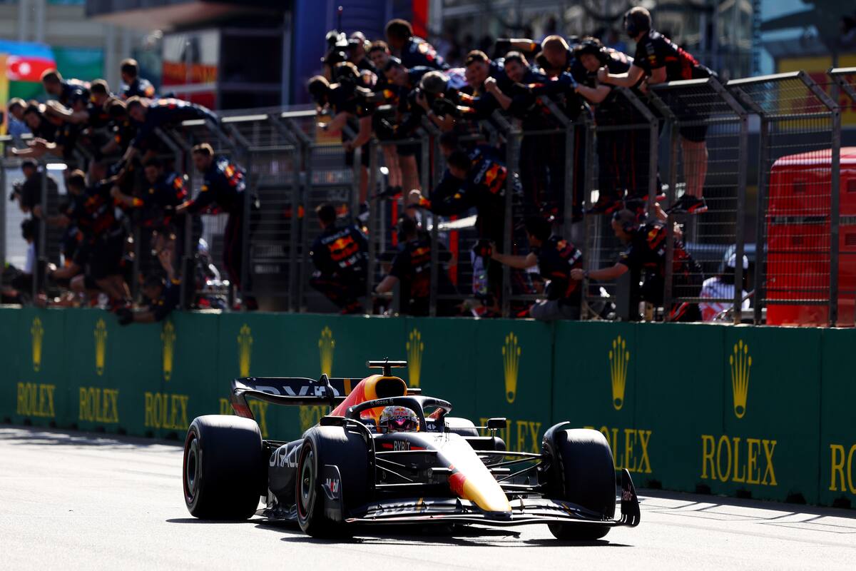 Max Verstappen cruza la meta en el circuito callejero de Bakú y festeja el garaje de Red Bull Racing sobre el muro; con el triunfo en el Gran Premio de Azerbaiyán, el neerlandés suma cinco victorias en la temporada y 25 en la Fórmula 1