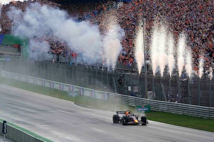 Max Verstappen cruza la meta y se desata el festejo en Zandvoort: el piloto neerlandés sumó la novena victoria consecutiva y emparejó un récord de Sebastian Vettel, de 2013