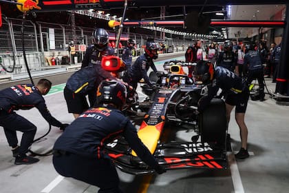 Max Verstappen da pelea en el final de la temporada; su rendimiento en la primera jornada en las Vegas no fue el mejor
