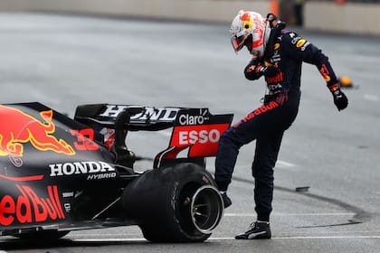 Max Verstappen de Holanda y Red Bull Racing patea su neumático mientras reacciona después de estrellarse durante el Gran Premio de F1 de Azerbaiyán, en el circuito de la ciudad de Bakú