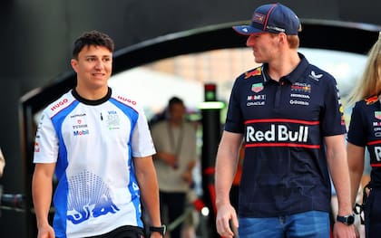 Max Verstappen (der.) le cedió el jueves su Red Bull a Isack Hadjar, que es el nuevo compañero del neerlandés para esta temporada