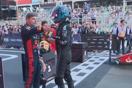 Max Verstappen discute con George Russell tras el sprint en Bakú