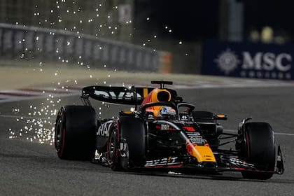 Max Verstappen en acción, a bordo de su Red Bull, durante la clasificación del Gran Premio de Bahrein