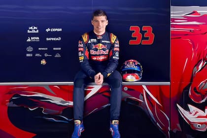 Max Verstappen en el garaje, a la espera de la orden de salida a la pista; después de la polémica de 2014, el neerlandés se convirtió en tricampeón de la Fórmula 1 y en el piloto más joven en debutar, puntuar y ganar una carrera en el Gran Circo