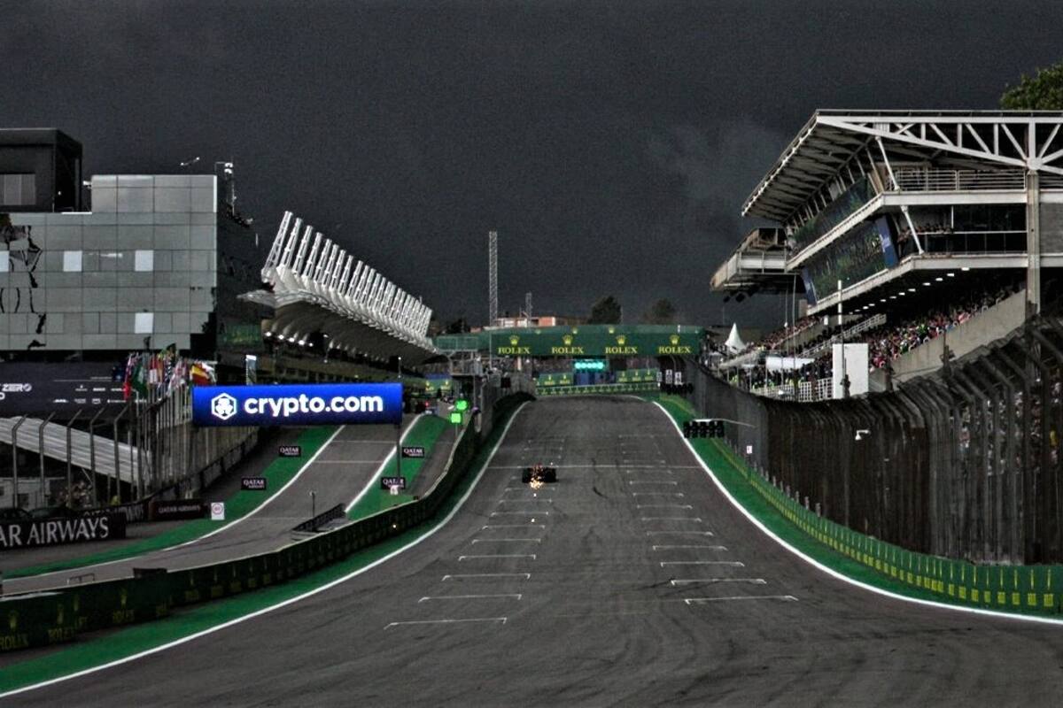 Max Verstappen en la recta principal de Interlagos, en medio de la tormenta