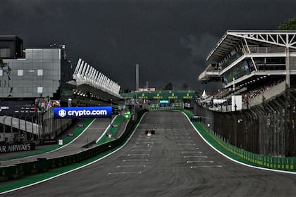 Max Verstappen en la recta principal de Interlagos, en medio de la tormenta