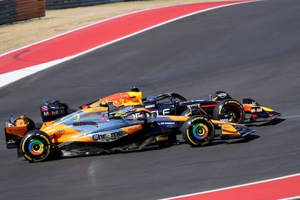 Max Verstappen, en plena lucha con Lando Norris durante el GP de los Estados Unidos, que se corrió la semana pasada en Austin (Texas)