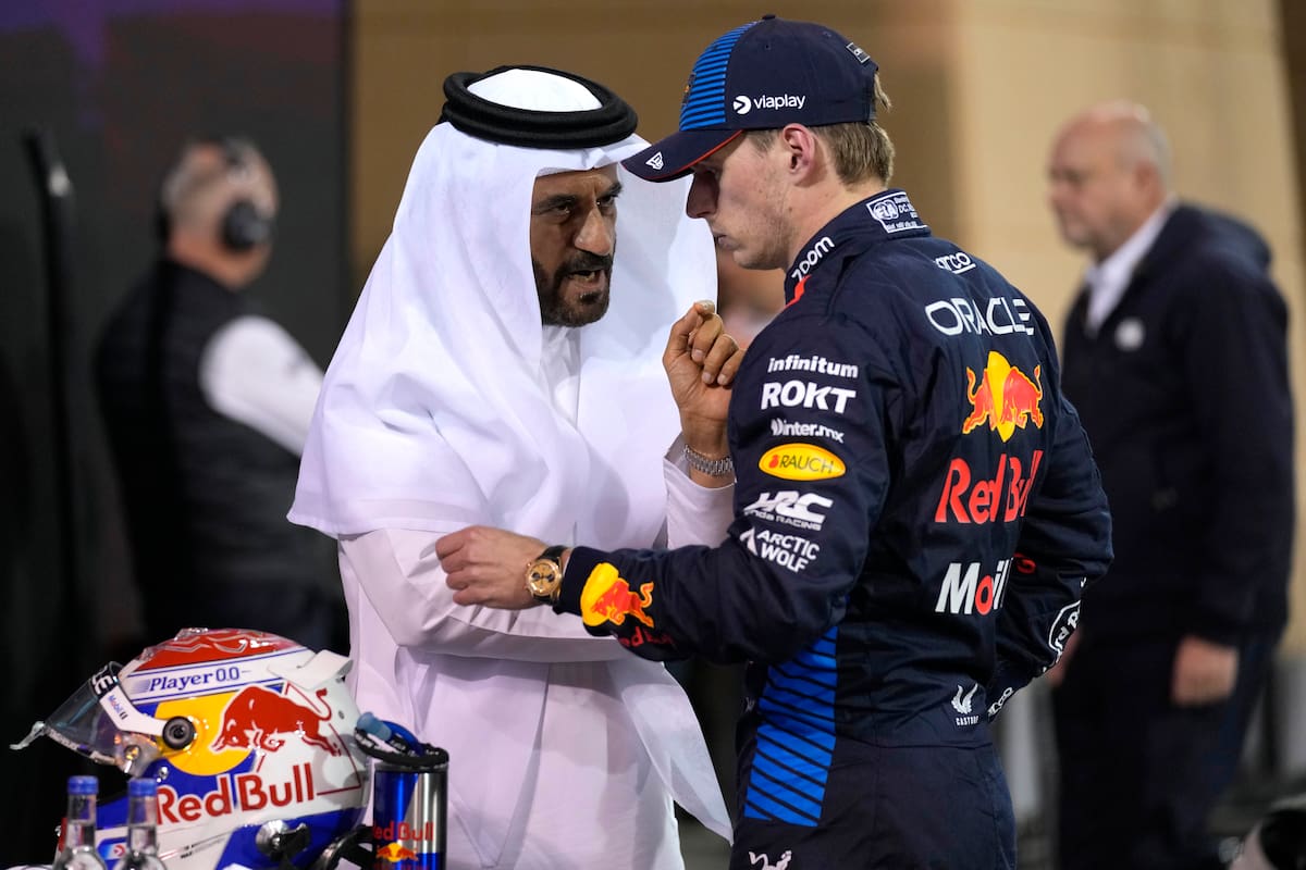 Max Verstappen en una charla con el presidente de la FIA Mohammed Ben Sulayem (AP Foto/Darko Bandic)