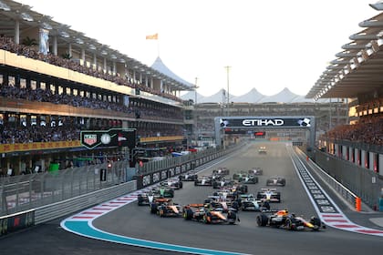Max Verstappen encabeza la carrera de Fórmula 1 del año pasado en Abu Dhabi; desde 2014, el circuito de Yas Marina es el escenario del cierre de la temporada
