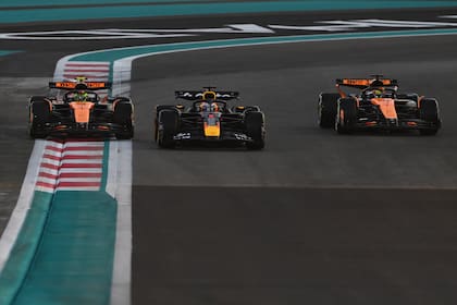 Max Verstappen entre Lando Norris y Oscar Piastri, las dos espadas de McLaren; el neerlandés desestimó que los puntos perdidos en Barcelona fueran determinantes en la pulseada por el título