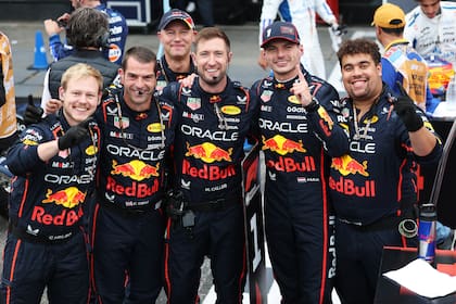 Max Verstappen festeja con sus mecánicos e ingenieros: el tetracampeón del mundo necesita replicar aquella remontada de Lewis Hamilton en 2021 para definir el título en Abu Dhabi