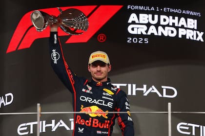 Max Verstappen festeja el triunfo en el Gran Premio de Abu Dhabi 2025; el cierre del calendario en el circuito de Yas Marina es todavía un tema irresoluto para la Fórmula 1