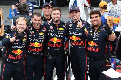 Max Verstappen festeja en Bakú rodeado por sus mecánicos; el neerlandés suma dos triunfos y un segundo puesto desde el regreso de las vacaciones