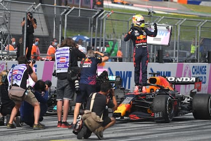 Max Verstappen festeja luego de ganar otra vez en Austria
