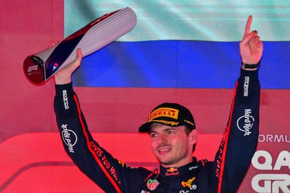 Max Verstappen festejó en el circuito de Lusail y vuelve a estar en la lucha por el título. (Photo by Andrej ISAKOVIC / AFP)