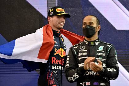 Max Verstappen, flamante campeón del mundo de la Fórmula 1, y Lewis Hamilton, en el podio del GP de Abu Dabi, donde se consagró el holandés; la definición sigue generando polémicas y despierta interrogantes sobre el futuro de Hamilton