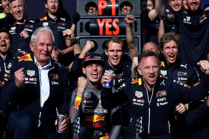 Max Verstappen flanqueado por Helmut Marko y Christian Horner: tres protagonistas del agitado presente de Red Bull Racing