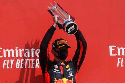 Max Verstappen ganó el Gran Premio 70º Aniversario en Silverstone y cortó la racha de los Mercedes de Lewis Hamilton y Valtteri Botas.