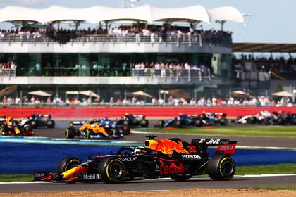 Max Verstappen ganó la primera carrera sprint de la Fórmula 1 y este domingo largará al frente la tradicional, en el Gran Premio de Gran Bretaña en Silverstone.