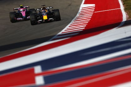 Max Verstappen gira por delante de Franco Colapinto en la última práctica libre del Gran Premio de Estados Unidos de F1, en Austin