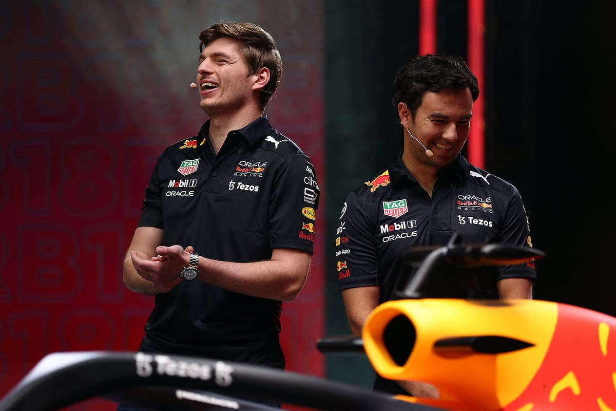 Max Verstappen junto con su compañeros mexicano Sergio Pérez; el neerlandés está a punto de acordar un contrato histórico con Red Bull