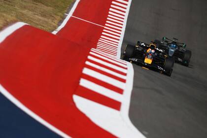 Max Verstappen marcha delante de George Russell