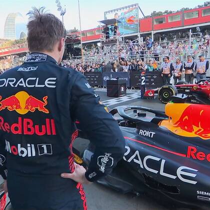 Max Verstappen observa el agujero que quedó en el costado de su auto, tras el toque con George Russell