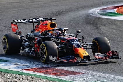 Max Verstappen partirá primero en la carrera del Gran Premio de Italia, una buena oportunidad de ampliar su ventaja, hoy de cinco puntos sobre Lewis Hamilton, en la Fórmula 1.